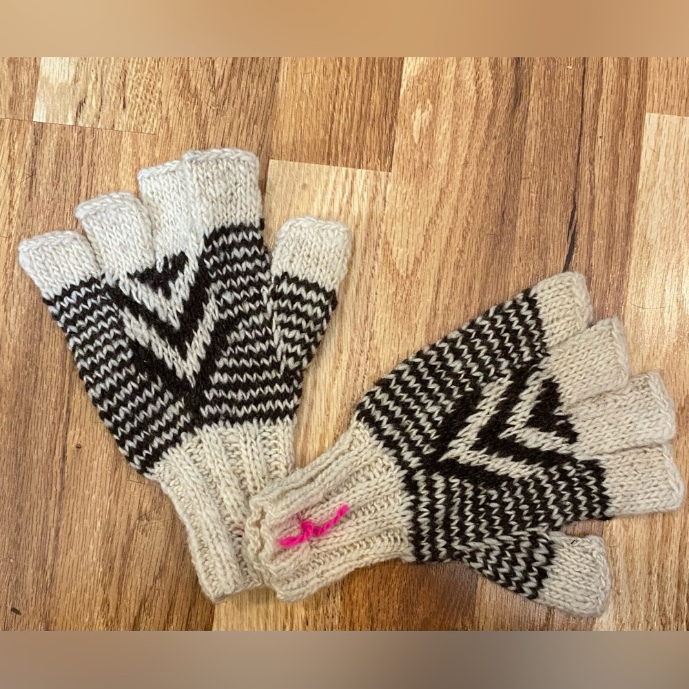 Black and Cream Open Fingers Knit Gloves NWOT